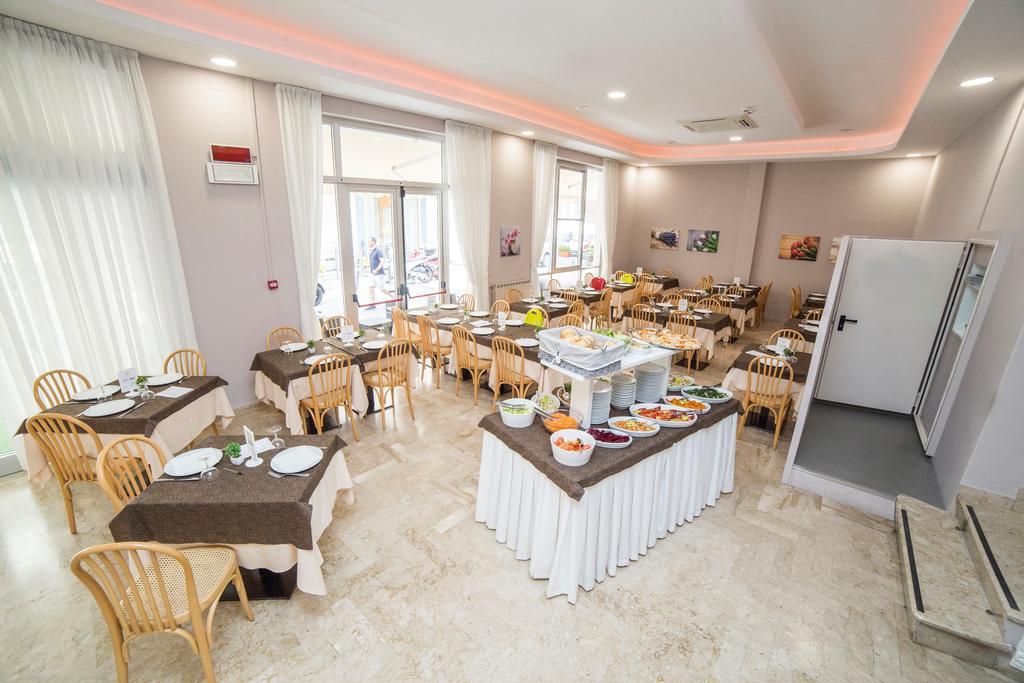 Hotel Nuovo Fiore Cattolica Bagian luar foto