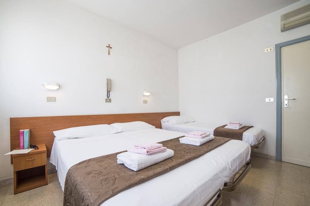 Hotel Nuovo Fiore Cattolica Bagian luar foto