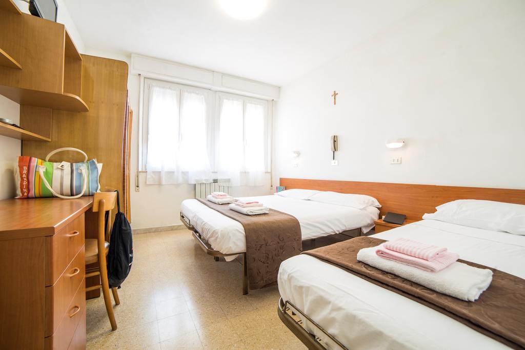 Hotel Nuovo Fiore Cattolica Bagian luar foto