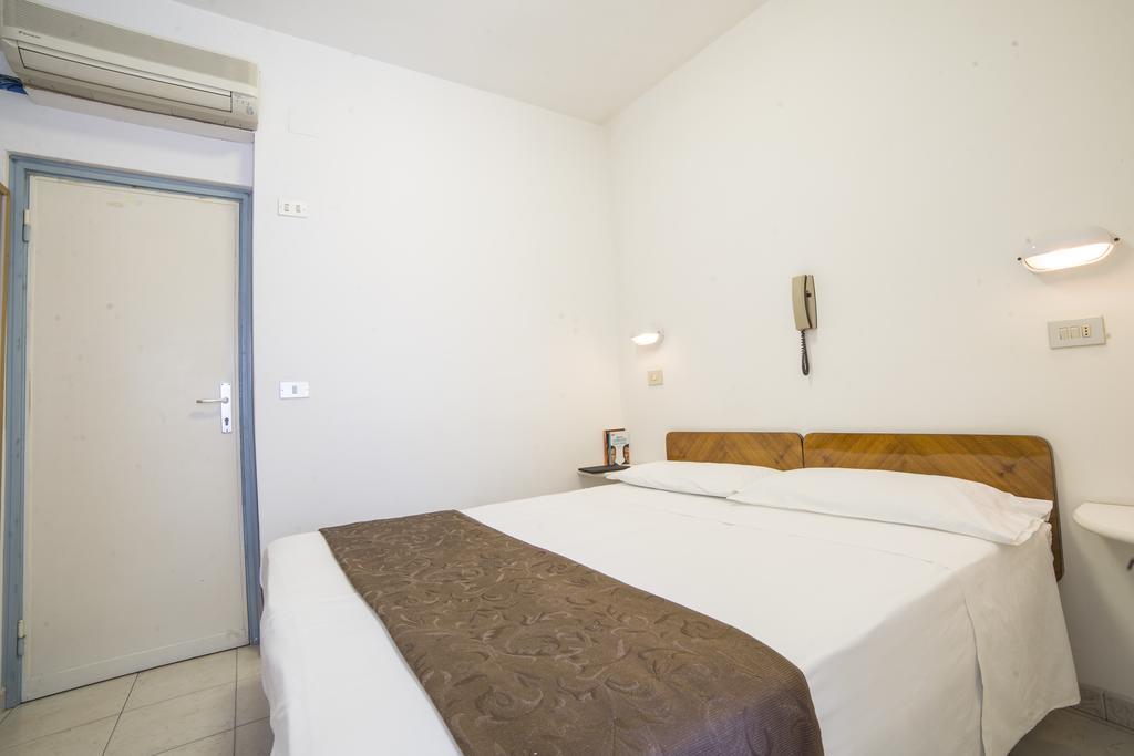 Hotel Nuovo Fiore Cattolica Bagian luar foto